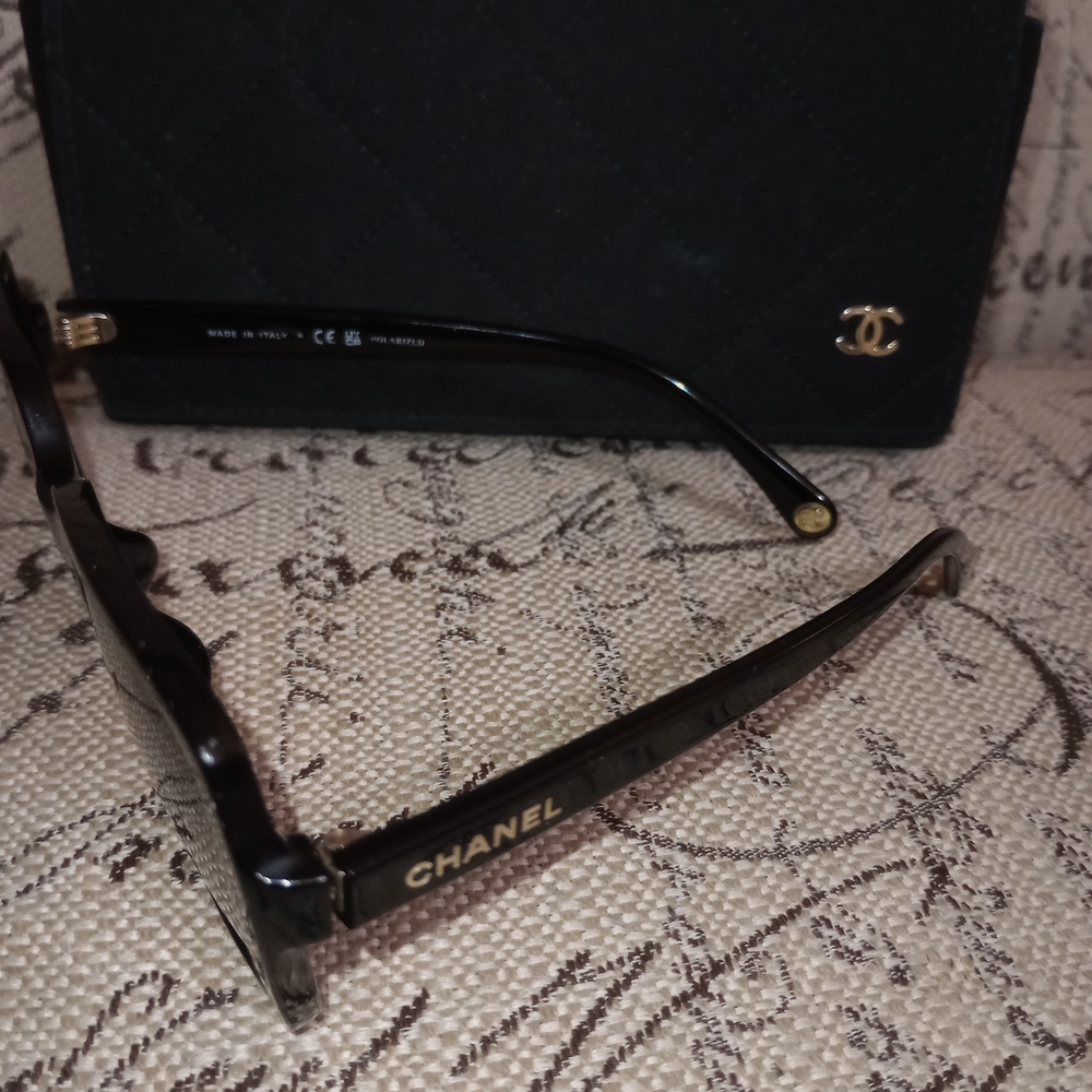 CHANEL Black Sunglasses with Quilted Case - Picture 3 of 8